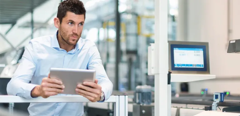 Homme regardant une tablette, dans un cadre médical - plateforme 3DEXPERIENCE Works