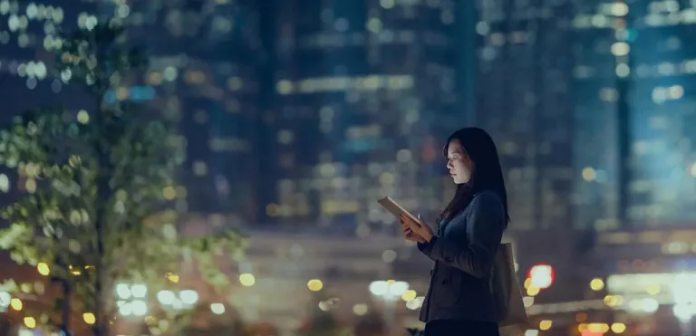 Femme regardant une tablette, avec un arrière-plan urbain - plate-forme 3DEXPERIENCE Works